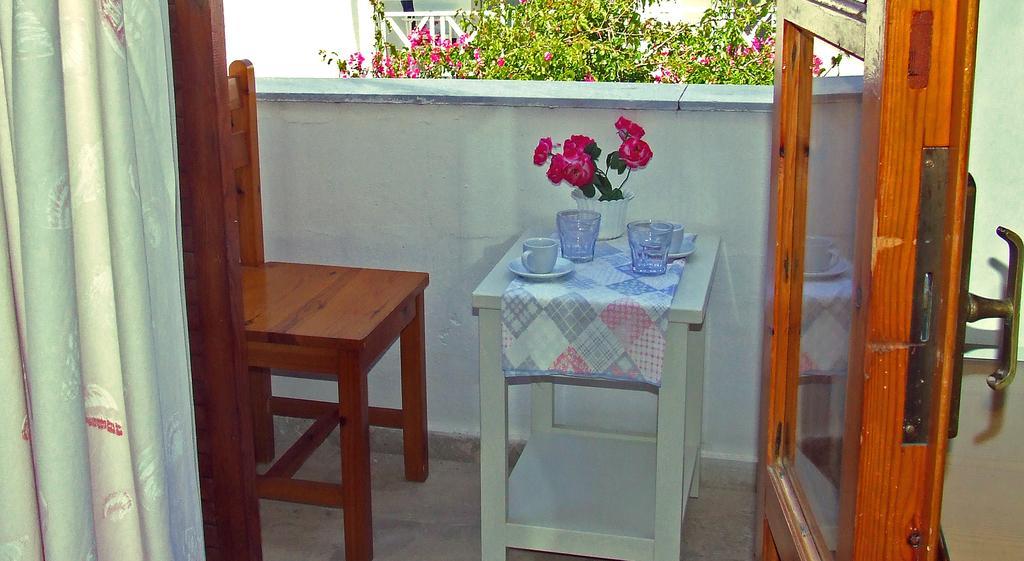 Hotel Eleftheria Parikia  Bagian luar foto